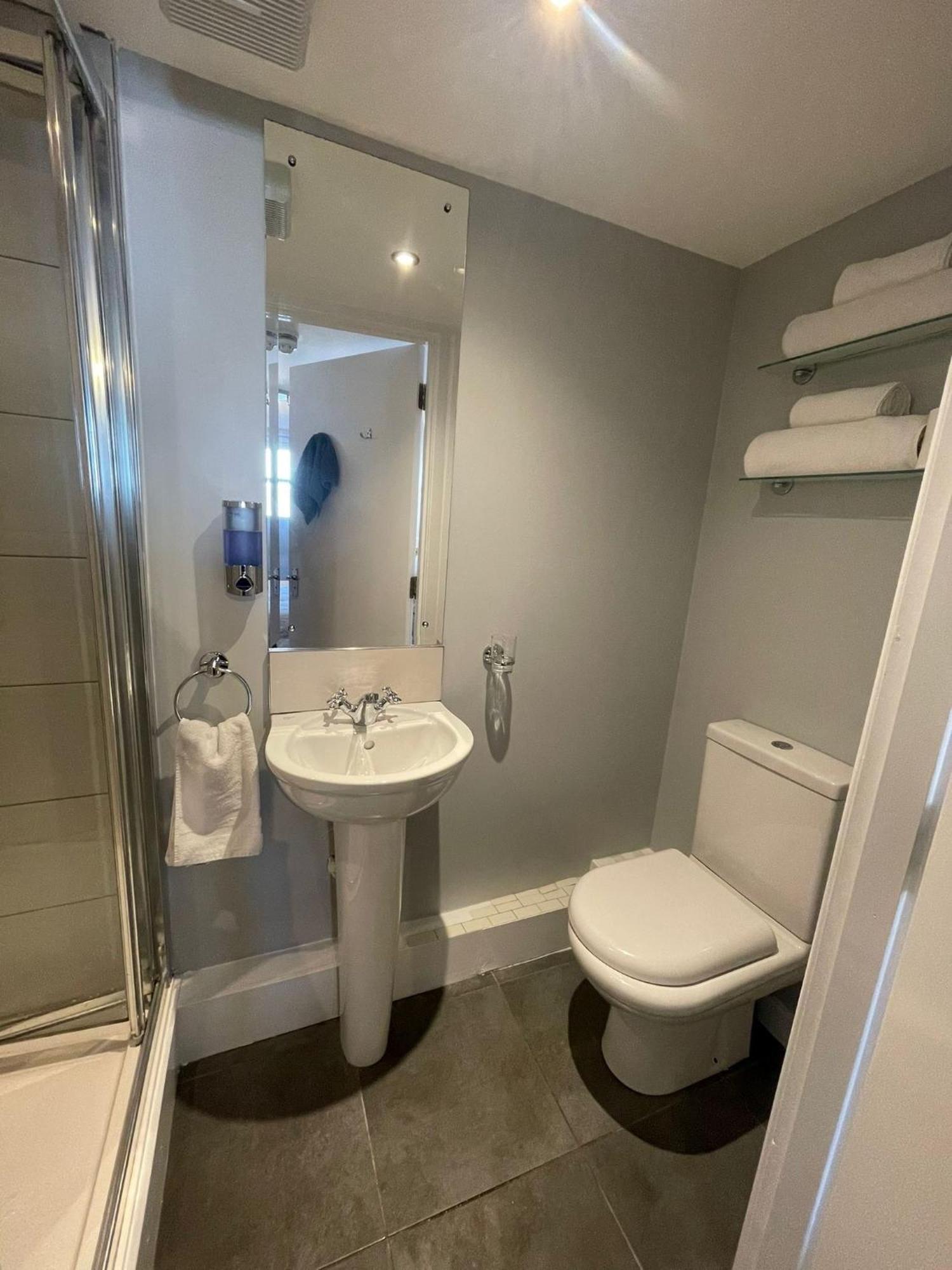 Blackbull With Rooms Lower Cumbernauld Esterno foto